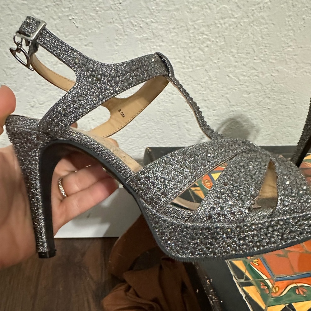 Gray/peuter rhinestone heels.
